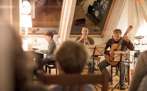 Hausmusik unterm Dach bei der Notenspur-Nacht. Foto: Daniel Reiche, Leipziger Notenspur