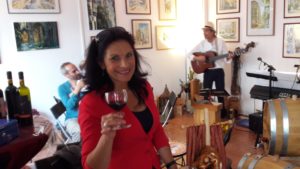 Monika Maywald verbindet die Liebe zum Wein mit der Liebe zum Gohliser KIEZ in ihrem Weingeschäft (w)einstein13 ©Monika Maywald
